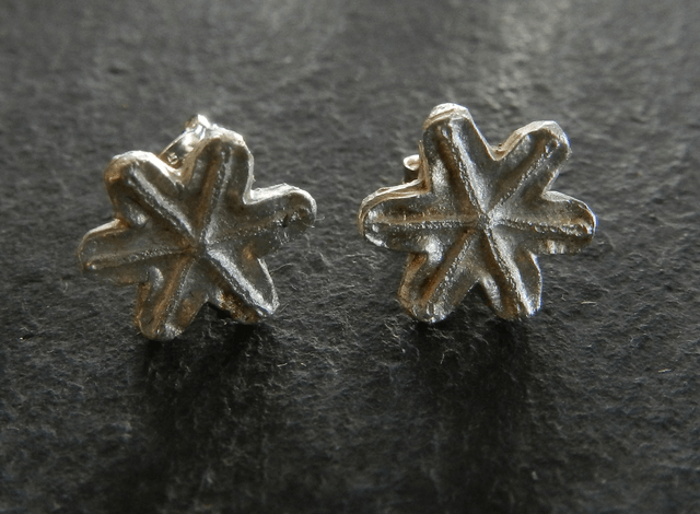 Opium poppy stud earrings